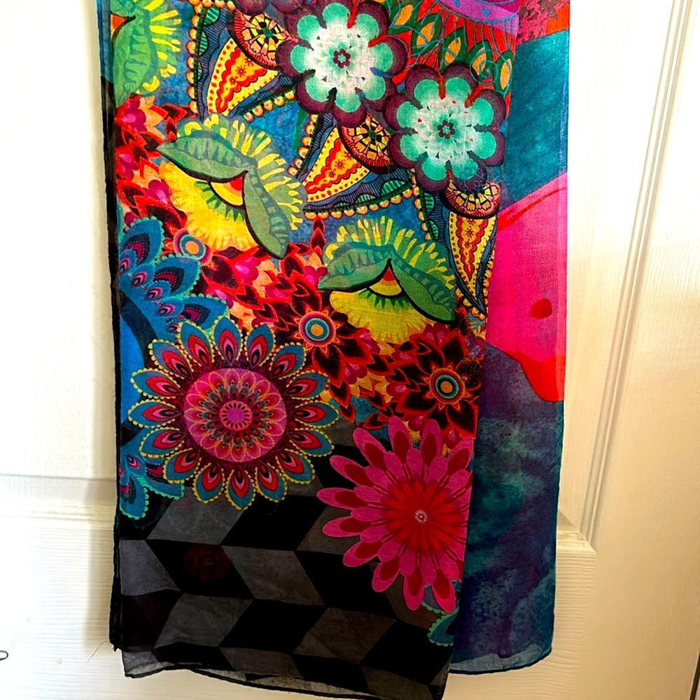 This Desigual scarf is in very good condition.  It has very vibrant colour.